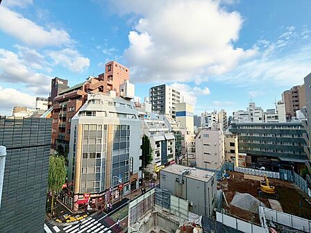 窓を開けると広がる青空。心をリフレッシュして日々を過ごしていきましょう。