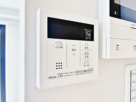 見やすい画面で操作しやすい給湯パネルです。