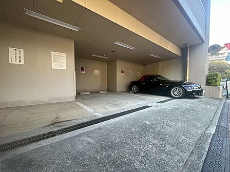 本物件の駐車スペースです。車種制限のある場合もございますので、お気軽にお問い合わせくださいませ。