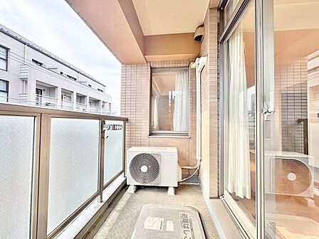 暮らしの中で、光と風を演出してくれるバルコニー。