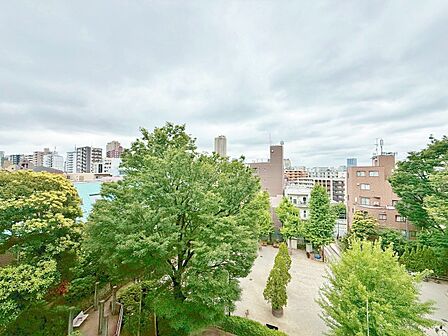 窓を開けると広がる青空。心をリフレッシュして日々を過ごしていきましょう。