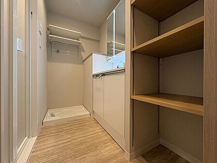 清潔感と心地よさを重視した、上質感漂うパウダールーム。