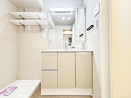 清潔感と心地よさを重視した、上質感漂うパウダールーム。