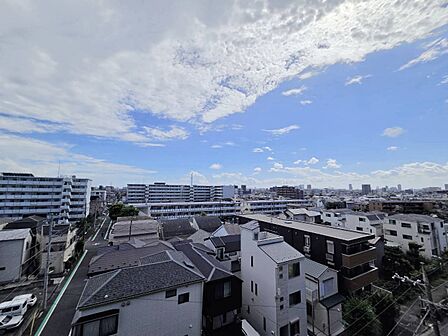 窓を開けると広がる青空。心をリフレッシュして日々を過ごしていきましょう。