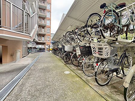 きちんと整備された駐輪場。住む方の心遣いが感じられます。