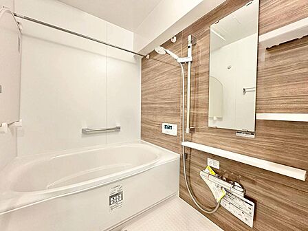 一日の疲れを癒すバスルームは、心地よいリラックスを叶える清潔感溢れる空間です。