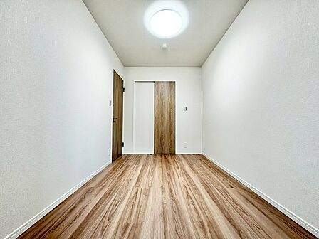 ベッドも十分に設置するスペースがあります。