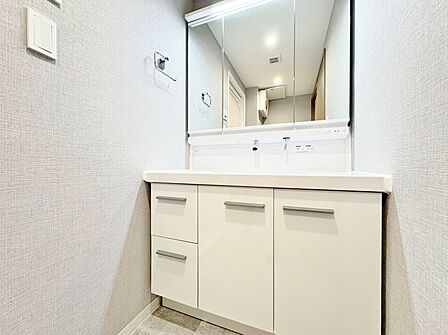 清潔感と心地よさを重視した、上質感漂うパウダールーム。