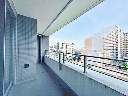 暮らしの中で、光と風を演出してくれるバルコニー。