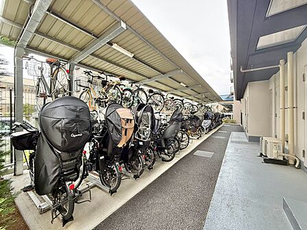 整理整頓された駐輪場で、管理体制の良好さがうかがえます。