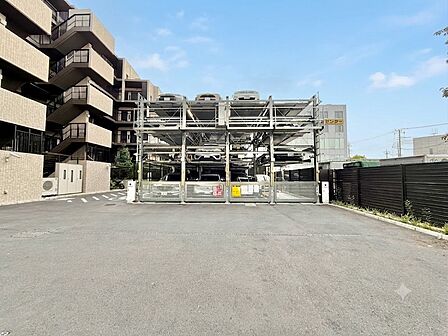 本物件の駐車スペースです。車種制限のある場合もございますので、お気軽にお問い合わせくださいませ。
