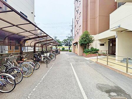 整理整頓された駐輪場で、管理体制の良好さがうかがえます。