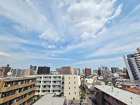 窓を開けると広がる青空。心をリフレッシュして日々を過ごしていきましょう。