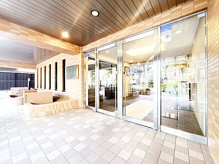 外と内をつなぐエントランスは、まさに顔となる場所。