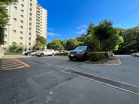 本物件の駐車スペースです。車種制限のある場合もございますので、お気軽にお問い合わせくださいませ。