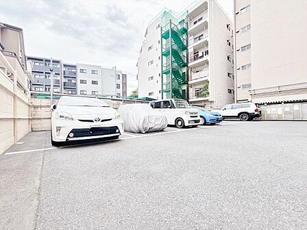 本物件の駐車スペースです。車種制限のある場合もございますので、お気軽にお問い合わせくださいませ。