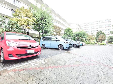 本物件の駐車スペースです。車種制限のある場合もございますので、お気軽にお問い合わせくださいませ。