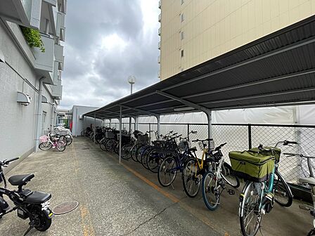 きちんと整備された駐輪場。住む方の心遣いが感じられます。