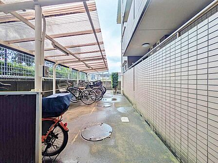 きちんと整備された駐輪場。住む方の心遣いが感じられます。