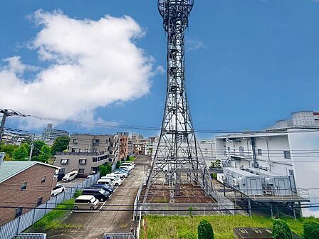 窓を開けると広がる青空。心をリフレッシュして日々を過ごしていきましょう。
