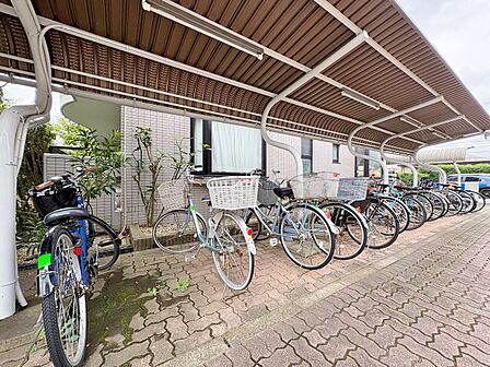 きちんと整備された駐輪場。住む方の心遣いが感じられます。