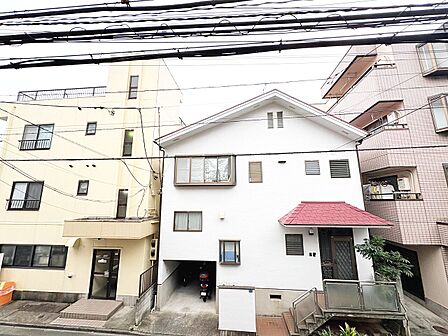 窓を開けると広がる青空。心をリフレッシュして日々を過ごしていきましょう。