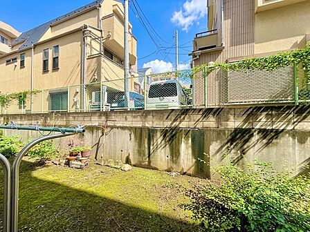 窓を開けると広がる青空。心をリフレッシュして日々を過ごしていきましょう。