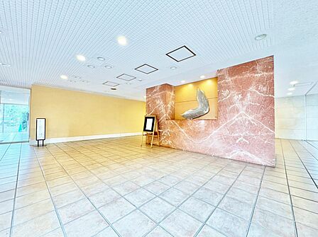 エントランス内部は、管理が行き届き清潔な共有スペースとなっています。