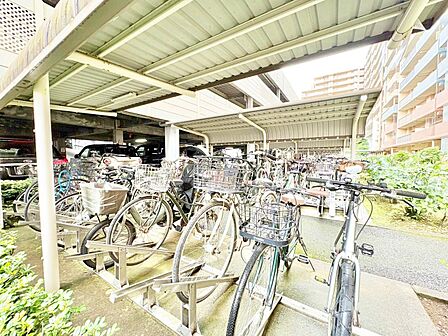 きちんと整備された駐輪場。住む方の心遣いが感じられます。