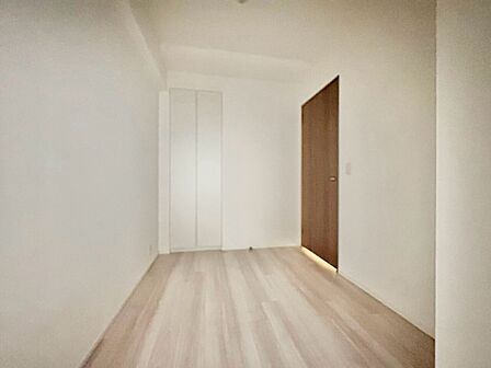 ベッドも十分に設置するスペースがあります。