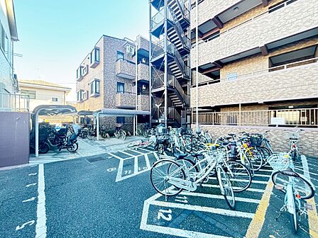 きちんと整備された駐輪場。住む方の心遣いが感じられます。