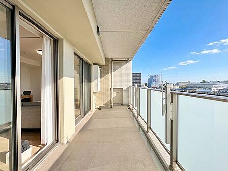 暮らしの中で、光と風を演出してくれるバルコニー。