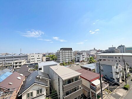窓を開けると広がる青空。心をリフレッシュして日々を過ごしていきましょう。