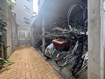 きちんと整備された駐輪場。住む方の心遣いが感じられます。