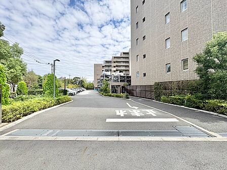 本物件の駐車スペースです。車種制限のある場合もございますので、お気軽にお問い合わせくださいませ。