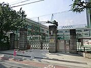品川区立三木小学校（421m）