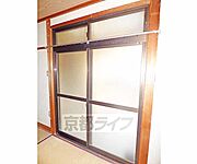 大きな窓で明るいお部屋です。