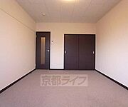 南東窓のある洋室8．5帖です。