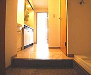 玄関入っての居住空間はこんな感じです。