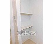 洗濯機置き場前にちょっとした棚がございます。