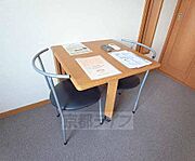 テーブルに椅子も付いてます。