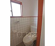 洗浄機能付きトイレです。窓があり明るいです。