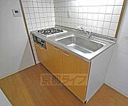 ステキなシステムキッチン。シングルレバーの流しは使いやすいです。