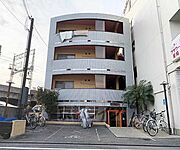 オレンジ色が特徴的な外観です。