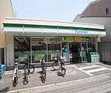 ファミリーマート　西七条店まで40m 西大路通り沿いにあるコンビニです。