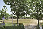 公園「岩成公園まで392ｍ」団地隣接