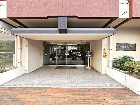 重厚感あるエントランス外観。