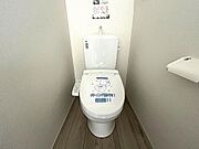 トイレは1階と2階にあります。快適な温水洗浄便座付！