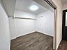 洋室：お掃除楽々フローリングのお部屋。