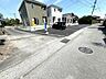外観：前面道路。角地で解放感有ります♪